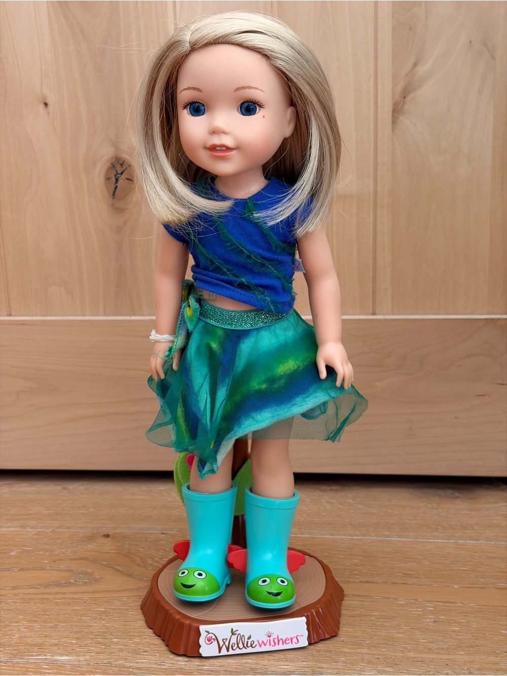AMERICAN GIRL Wellie Wisher “CAMILLE” Doll + Stand Set